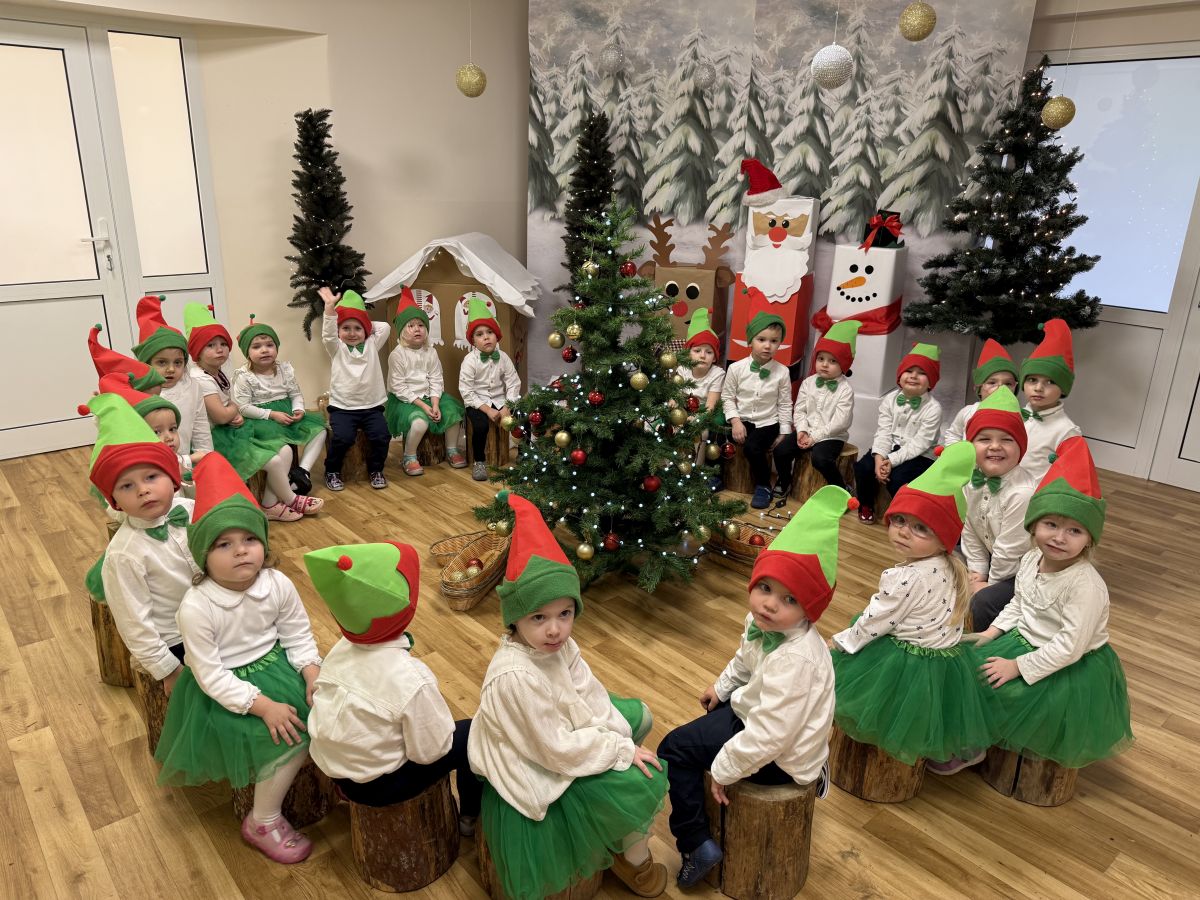 Krasnale ubierają choinkę.